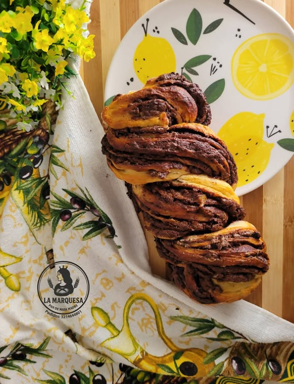 Babka de chocolate semiamargo trenzada a mano