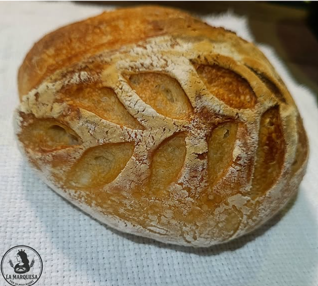 Hogaza de masa madre natural con corteza dorada y crujiente