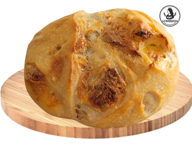 Hogaza de masa madre con trozos de queso campesino