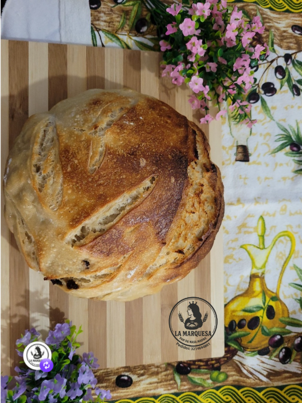 Pan de masa madre navideño con frutas, pasas y almendras
