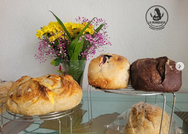 Hogazas de pan de masa madre artesanal recien horneadas sobre la mesa